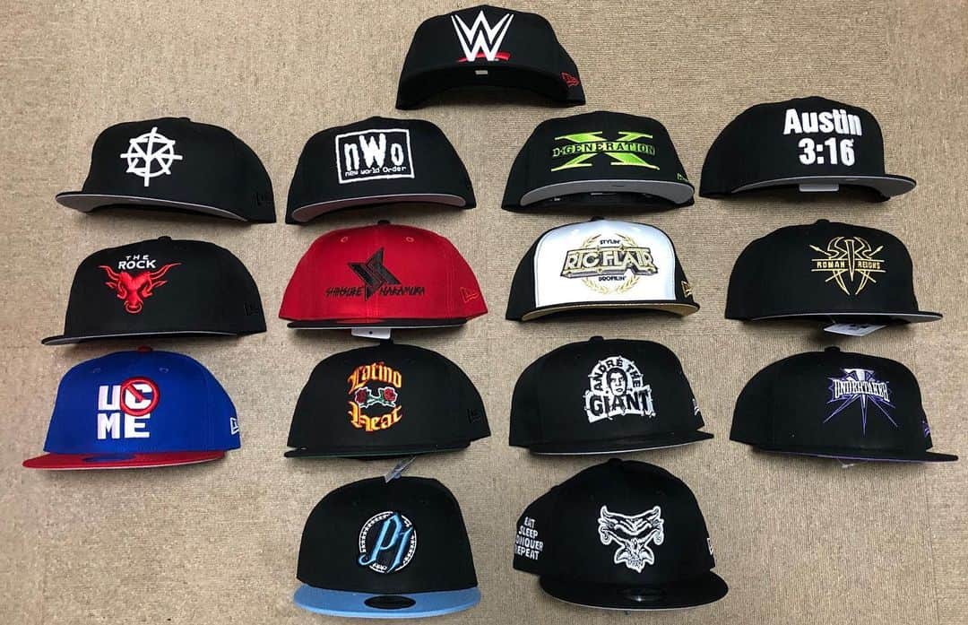 丸山ゴンザレスのインスタグラム：「‪スターからレジェンドまで、サンタの趣味が抜群だった。#newera #newerajapan #wwe」
