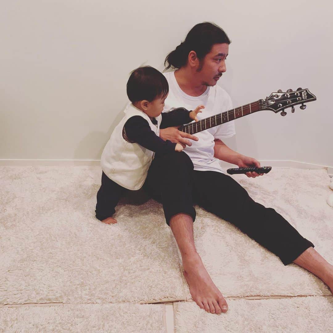柏木作夢さんのインスタグラム写真 - (柏木作夢Instagram)「Guitar kids🎸  #ギターキッズ #息子 #景色 #赤ちゃんのいる生活」12月26日 0時47分 - samukashiwagi