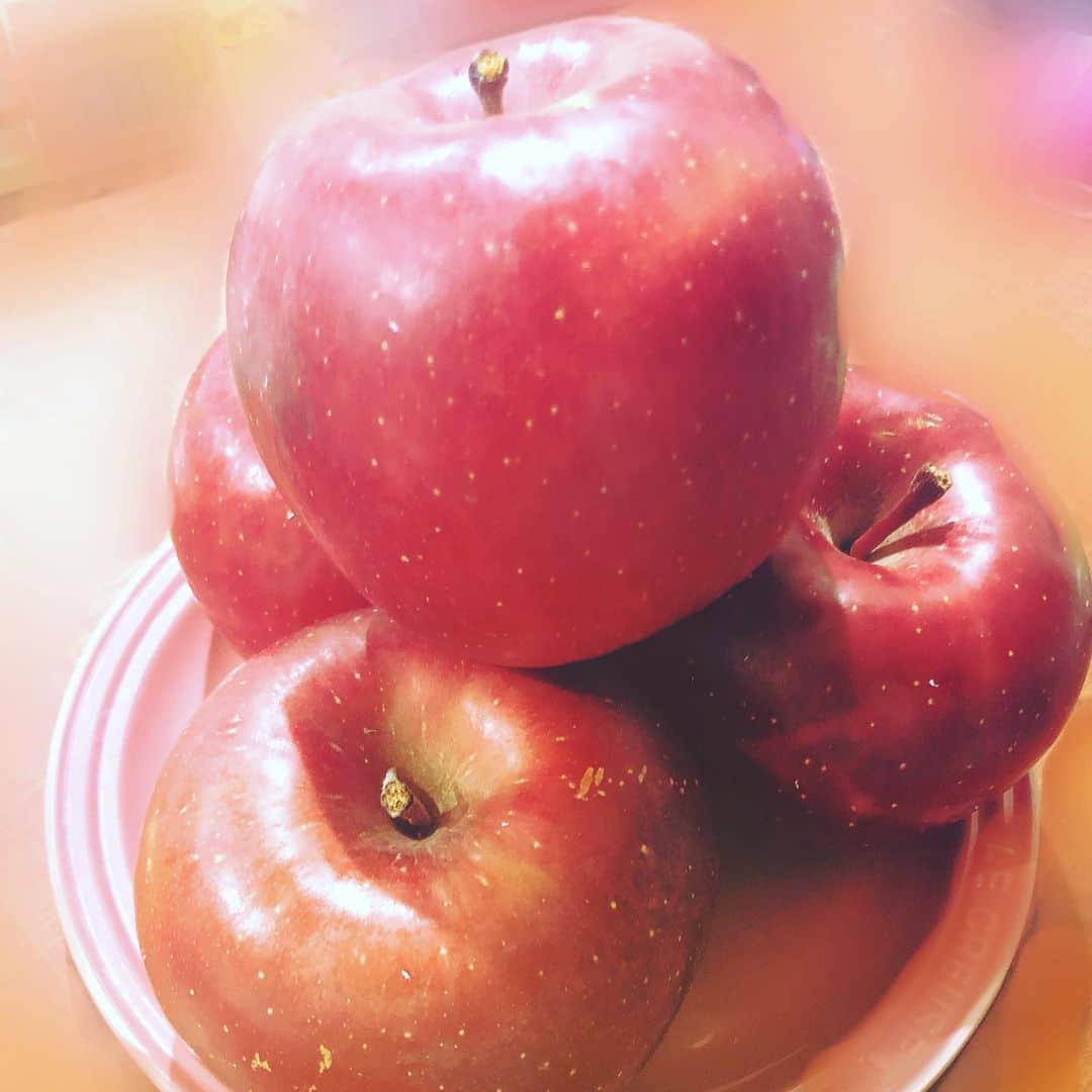 加藤夏希さんのインスタグラム写真 - (加藤夏希Instagram)「🍎🍎🍎 立派なリンゴ！いただきました(*´︶`*)❤ありがとうございます！！！ #秋田のリンゴ #果樹園農家」12月26日 0時47分 - natsukikato_official