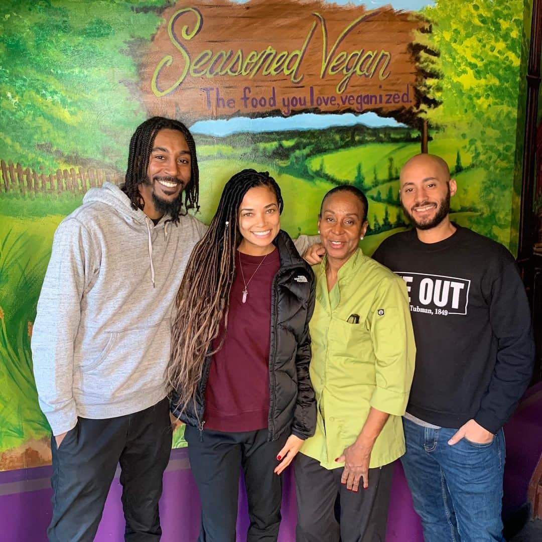 ロッチェル・エイツのインスタグラム：「Thank you to @seasonedvegan for the great holiday food! #harlemsoulfood #holidaycatering」
