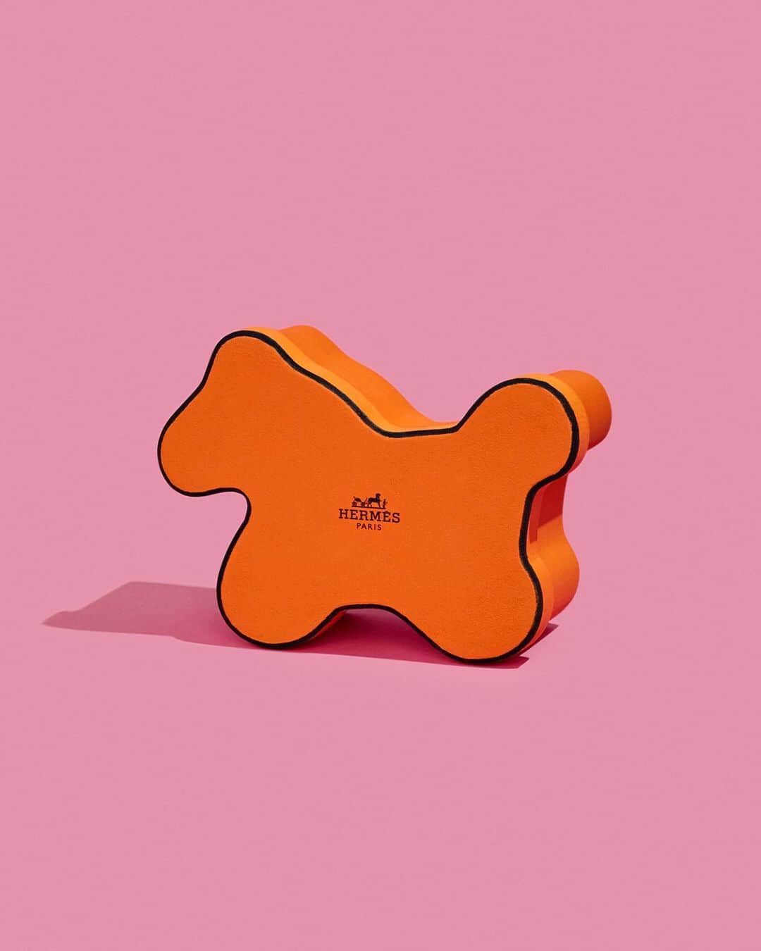 のインスタグラム：「What's in the box? - A jigsaw puzzle piece - A cloud - A Hermès cuddly blanket  #comfortcompanion #atoyforallages #cuddlytoy #lovey #horsey #peluchehairpluch#faubourgofdreams #orangebox #hermes」