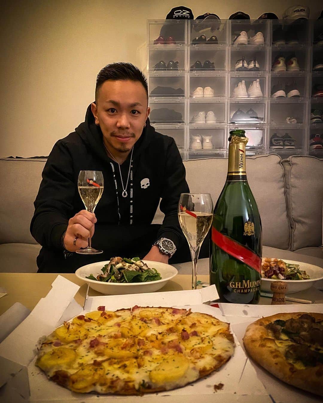 野中泰輔のインスタグラム：「Merry Christmas 🎄🍾🍕 #bboytaisuke #mumm #champagne  #mummgrandcordon」