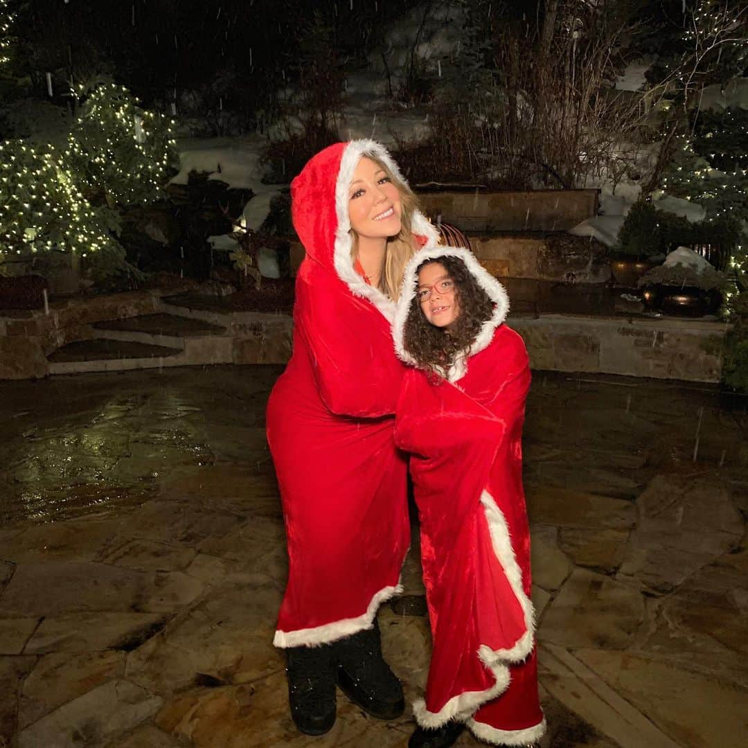 マライア・キャリーさんのインスタグラム写真 - (マライア・キャリーInstagram)「Admiring the snow on Christmas Eve 😍☃️❄️🌨 #latergram」12月26日 0時52分 - mariahcarey