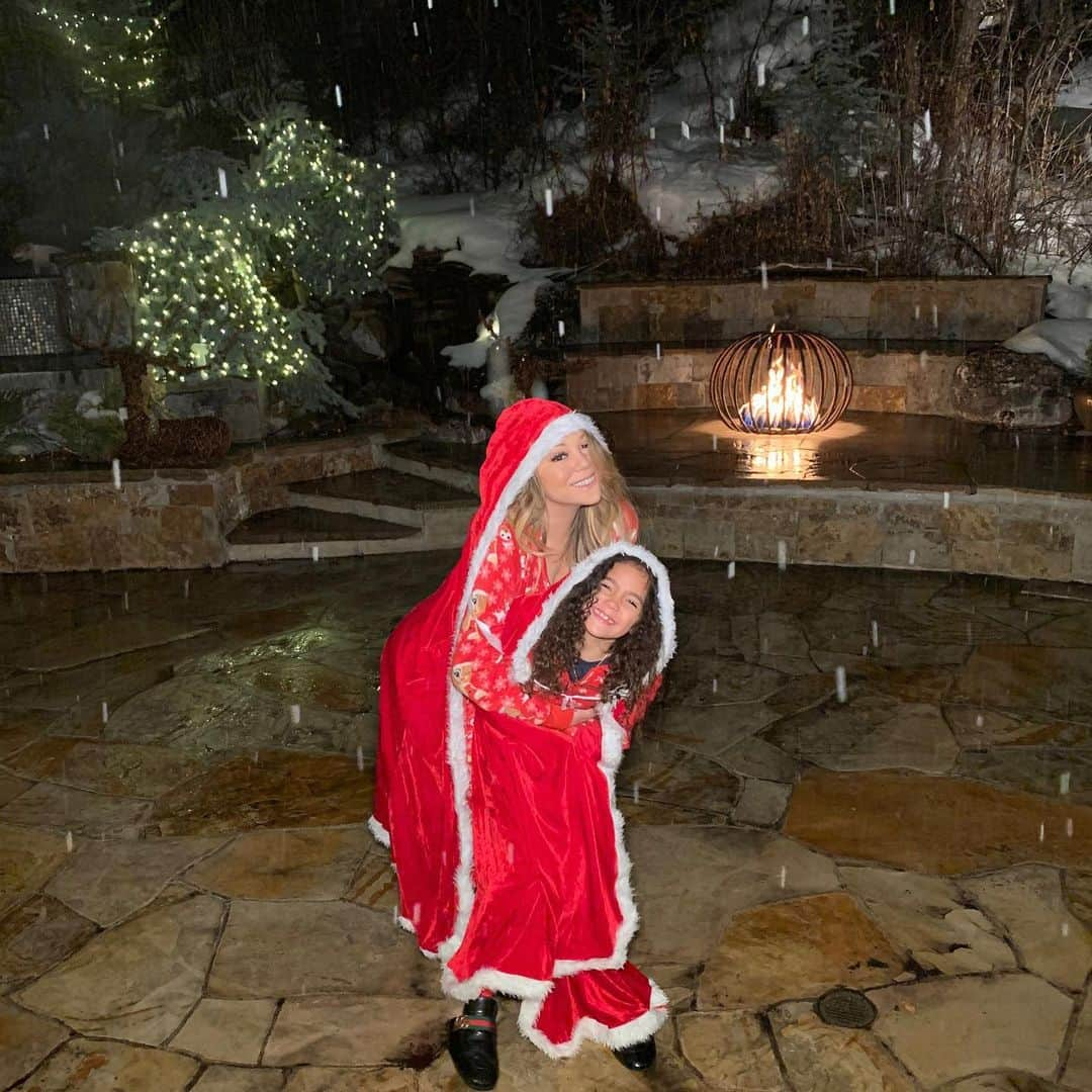 マライア・キャリーさんのインスタグラム写真 - (マライア・キャリーInstagram)「Admiring the snow on Christmas Eve 😍☃️❄️🌨 #latergram」12月26日 0時52分 - mariahcarey