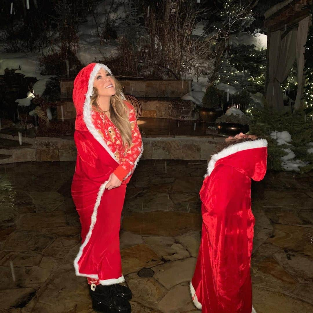 マライア・キャリーさんのインスタグラム写真 - (マライア・キャリーInstagram)「Admiring the snow on Christmas Eve 😍☃️❄️🌨 #latergram」12月26日 0時52分 - mariahcarey