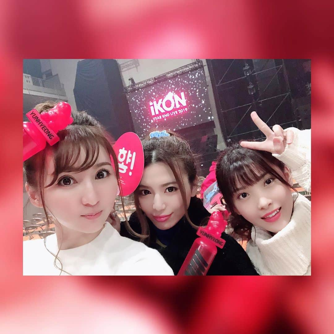 辰巳ゆいさんのインスタグラム写真 - (辰巳ゆいInstagram)「クリスマスイヴから2日間！ iKONのLIVEに行って、クリスマスなパーティーやって楽しかった💗💗 1日目、クリスマス感出そうと頭にファー付けたりなんかしてw ３人でお揃いミッキーヘアーしたのだっ❤️ 2日目はグッズのヘアゴム付けた♪ 楽しいLIVEにpartyに最高でした🤣  浮かれた写真でも載せておきますね〜🤣 #iKON #ikonyearendlive2019 #コニギ　#横浜　#クリスマス　#可愛かった　#楽しかった　#ミッキーヘアー  #チャイナ感が否めないw #ユニョン　#ドンちゃん　#結局オルペン」12月26日 1時03分 - yuitatsumi