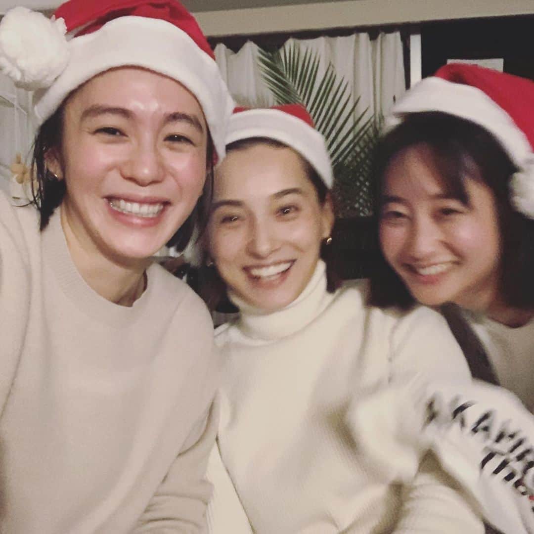 小濱なつきのインスタグラム：「もう過ぎてしまったけど、 メリークリスマス🎄🎅🎁 久しぶりに笑った！ 笑いすぎて涙出た。 幸せな時間でした💫 #merrychristmas」