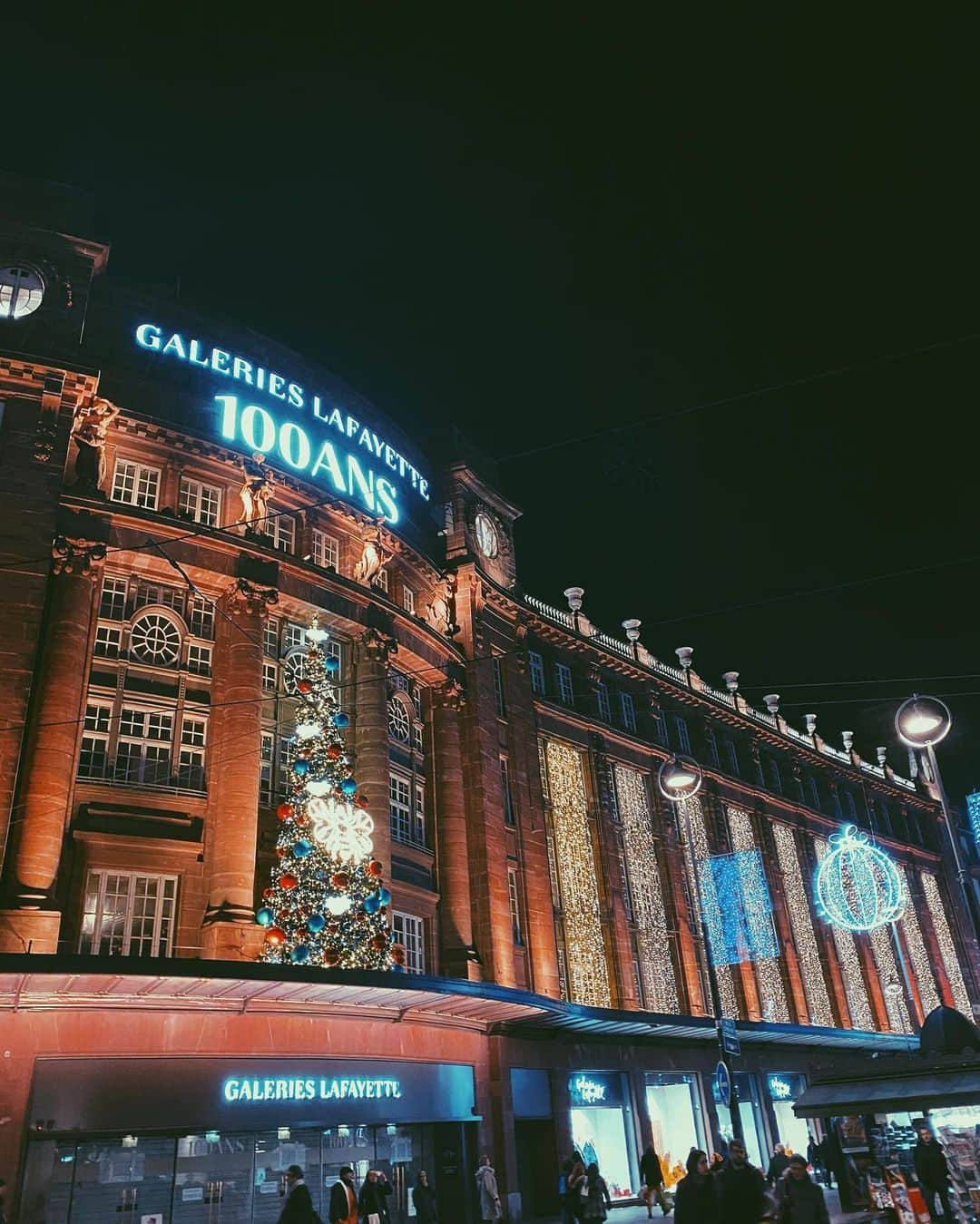 白澤貴子さんのインスタグラム写真 - (白澤貴子Instagram)「Special Christmas night with my family in Strasbourg✨  フランスではクリスマスの首都と呼ばれ、フランス最古でヨーロッパ最大級のクリスマスマーケットがあるといえばストラスブール！  今回この町に私たちが寄ったのもここのクリスマスを堪能するため。  小さな町に11箇所開かれていると言われるマルシェドノエルをほぼ全部回って、ホットアップルジュースやショコラショーを飲み、シュークルートを食べ、これまでの人生で1番美味しい自家製チョコレートに出会い、シンボルの30mのクリスマスツリーのふもとで陽気な音楽を聴き…  大都市のように煌びやかすぎず、でも活気づいた特別な空気感がとても心地よかった。  #白澤とアルザス #strasbourg #strasbourgchristmasmarket」12月26日 0時56分 - takakoshirasawa