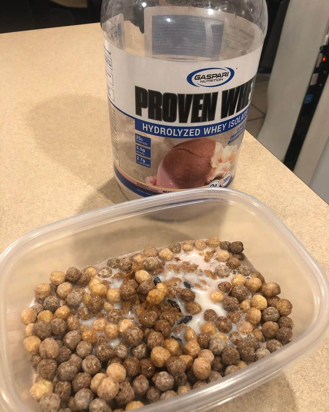 Hidetada Yamagishiさんのインスタグラム写真 - (Hidetada YamagishiInstagram)「My post workout meal last night @gaspari #provenwhey + cereal 😋 Hydrolyzed whey isolate and high GI carb. BTW @bodicafe Christmas sale till midnight everything 20% off + free shipping within USA! (over $200 order) Link in my bio!  吸収の早いハイドライズホエイと高GI値のカーボ。プルーブンホエイとシリアルがオフシーズンのポストワークアウトミールだ😋ちなみにボディカフェ20%割引セールまだ間に合う($200以上ご注文から割引適用＋送料無料)👉プロフィールのリンクをクリック。 メリークリスマス🎄」12月26日 0時59分 - hideyamagishi