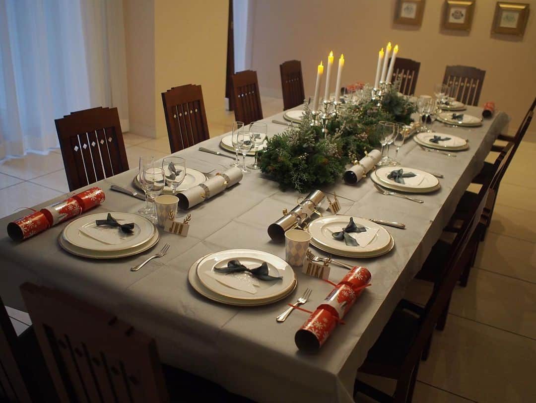 藤本恵理子さんのインスタグラム写真 - (藤本恵理子Instagram)「Merry Christmas🎄Thank you for inviting us for wonderful Christmas dinner🎉　Had a really really good times🥰 クリスマスは主人のお友達のお家にディナーにお邪魔して来ました。 お料理はもちろん、テーブルセッティングのセンスがとっても素敵でした✨ 何から何までありがとう。 娘もお兄ちゃんお姉ちゃん達にたくさん遊んでもらえて楽しそうでした。  #merrychristmas #christmasparty #tablecoordinate #tablesetting #chicken #christmasdinner #family #familydinner #クリスマス #クリスマスディナー #クリスマスパーティー #テーブルコーディネート #テーブルウェア #テーブルセッティング」12月26日 1時00分 - eriko_fujimoto_0802