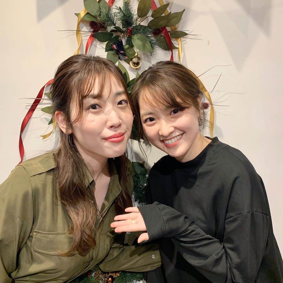 大野愛友佳さんのインスタグラム写真 - (大野愛友佳Instagram)「ほしのこさん×エプソンさんのWSイベントにて..🌟 . こちらはクリエイティブディレクターとして制作側で携わらせて頂きました🥺 . ちゃんと完成できるか不安でしたが.. お越しくださった方たちも 楽しんでいただけたようで、 関わらせて頂けたことにとっても感謝です🥰 . そして昔からだいすきなほしのこちゃんとも お話しすることができて.. バチェラーも観てくださっていたようで.. お会いできて心からうれしかったです☺️ . またお会いできますように..🙏 . . そして、場をまとめて盛り上げてくださった 堀井七絵アナとも📷✨ とっても優しく気さくな方です😊 . . 出る側でも、作る側でも、 この業界での出会いはなににも変えられない、とても素敵なものです✨ . 出る側、作る側、 どちらも大変なことは必ずあり、タレントはスタッフに、スタッフはタレントに頼りたくなるものです。 どちらの立場で活動しても、終始その有り難みを感じ、 またそれを両方へ活かしていく🙏 . そしてそれができる環境に今日もまた、 感謝しています😊 . . #エプソン#エコタンク#ワークショップイベント #YouTuber#ほしのこch#ほしのこちゃん #クリスマスイベント#プリンター#年賀状作り #ガーランド作り#アルバム作り」12月26日 1時00分 - ohnoayuka