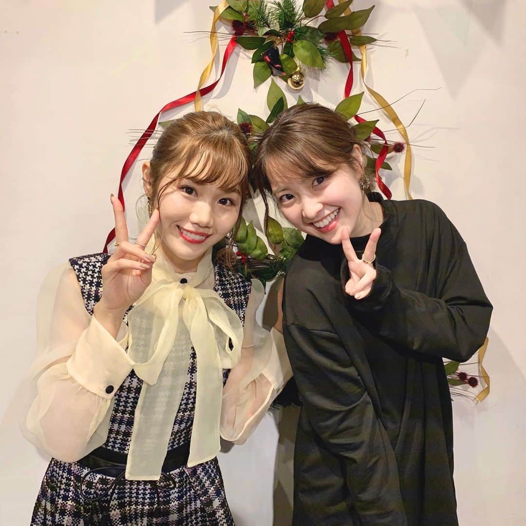 のインスタグラム：「ほしのこさん×エプソンさんのWSイベントにて..🌟 . こちらはクリエイティブディレクターとして制作側で携わらせて頂きました🥺 . ちゃんと完成できるか不安でしたが.. お越しくださった方たちも 楽しんでいただけたようで、 関わらせて頂けたことにとっても感謝です🥰 . そして昔からだいすきなほしのこちゃんとも お話しすることができて.. バチェラーも観てくださっていたようで.. お会いできて心からうれしかったです☺️ . またお会いできますように..🙏 . . そして、場をまとめて盛り上げてくださった 堀井七絵アナとも📷✨ とっても優しく気さくな方です😊 . . 出る側でも、作る側でも、 この業界での出会いはなににも変えられない、とても素敵なものです✨ . 出る側、作る側、 どちらも大変なことは必ずあり、タレントはスタッフに、スタッフはタレントに頼りたくなるものです。 どちらの立場で活動しても、終始その有り難みを感じ、 またそれを両方へ活かしていく🙏 . そしてそれができる環境に今日もまた、 感謝しています😊 . . #エプソン#エコタンク#ワークショップイベント #YouTuber#ほしのこch#ほしのこちゃん #クリスマスイベント#プリンター#年賀状作り #ガーランド作り#アルバム作り」
