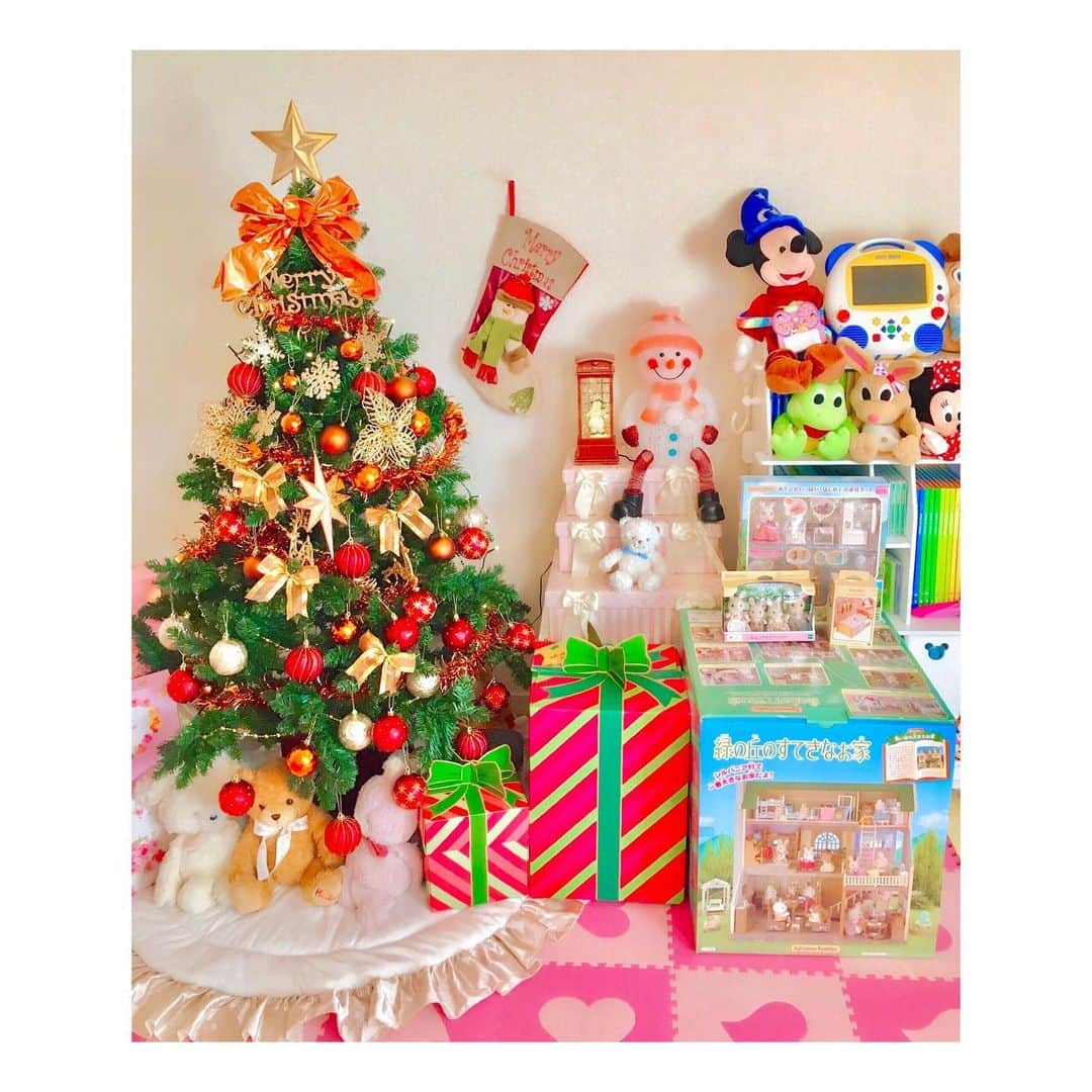 村山絢香さんのインスタグラム写真 - (村山絢香Instagram)「✻ ✻ ✻ ✻ 🎅✨🎄❤️ Merry Christmas ❤️🎄✨🎅 ✻ ✻ 我が家は主人がインフルエンザに罹患し😢🏥 X'masパーティーは延期に✨🎅🎄 でも娘にもサンタさんは来てくれました☺️💕🎁 ✻ ✻ 私のお願いはただ1つ…家族で全滅しませんように🙏💕笑 パパっ子な娘は隔離されたパパの部屋に入りたくて仕方ないそうで、抱っこしてとドアの前で泣きはじめたりと終始不機嫌なX'masでした✨😂💗🎄 #接触禁止中 🚫👶🎀 ✼ ✼ ・ ・  #12月  #December #1歳 #1歳女の子 👧🌸 #MerryXmas ✨🎄💕 #HappyHolidays #サンタさんは来てくれました ✨☺️❤️ #Christmas 🎅💕 #楽しそうな姿がママの幸せ ☺️🌸 #インフルエンザ #パーティー延期 🎂 #年越しになっちゃうね 😂 #クリスマスツリー娘と飾り付け☺️🎄 #集中してお手伝いしてくれました 😊💓 #ママも思いきり楽しむ 😊💕 #毎日ママと走り回る #天真爛漫 #お転婆娘 🐒💓 #ママライフ #enjoy  #気まぐれ日記 ♡ #育児日記  #家族 #Family #育児 #子育て #mama  #パパ #女の子ママ 👶💕」12月26日 1時03分 - ayaka_murayama