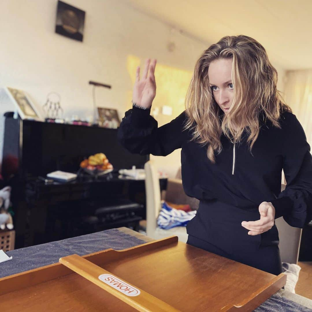 セリーヌ・バン・ガーナーさんのインスタグラム写真 - (セリーヌ・バン・ガーナーInstagram)「Missing picture : the happy dance when I scored a perfect 100! #gamefaces #christmas #familygame 💯🎄✨」12月26日 1時06分 - celinevangerner