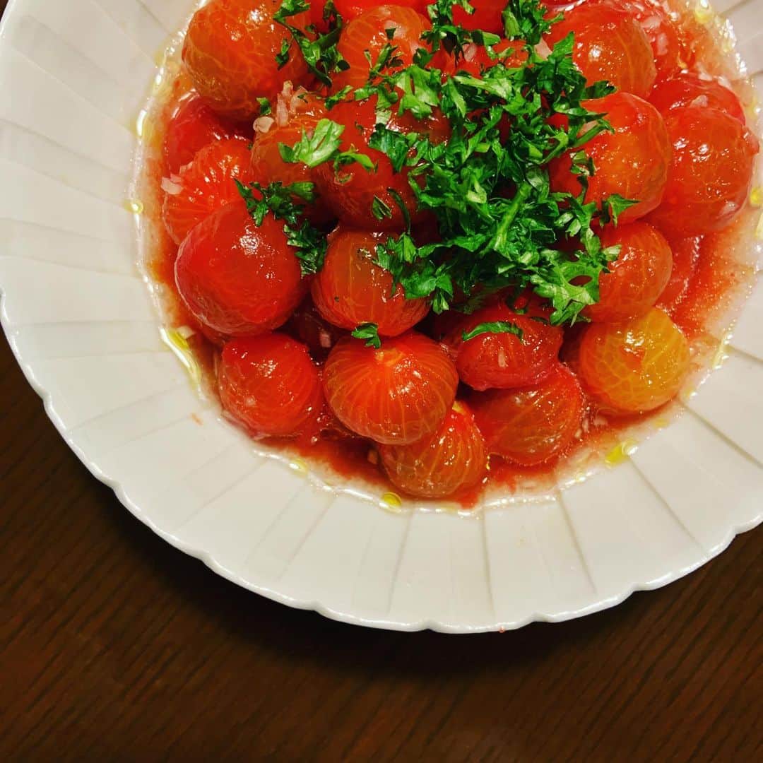 志摩有子さんのインスタグラム写真 - (志摩有子Instagram)「クリスマスカラーの前菜たち。苺とミニトマトのカプレーゼとミニトマトのスイートマリネ。湯むきしたミニトマトを使うこの一品はクリスマス限定。 #クリスマスカラー #ブッラータ #いちごのカプレーゼ #ミニトマトのマリネ」12月26日 1時08分 - ariko418