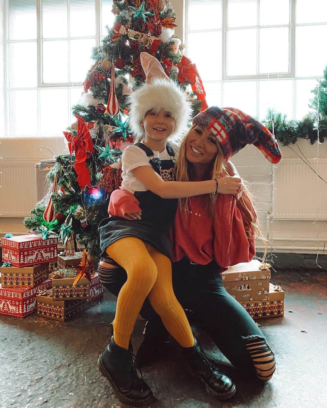 ルー・ティーズデールのインスタグラム：「Another amazing Christmas Day volunteering with @goldenyearshackney 🎅🏼 we host lunch and Christmas bingo for the elderly in the community who would otherwise spend it alone ❤️❤️ thanks to all the amazing brands who sent our pressies and thanks to @bistrotheque for having us and the amazing food 💕 Well done @christmasmurdoch you’re amazing and @nasirmazharheadwear for the hats xxx Happy Christmas everyone, Lou & Lux x」