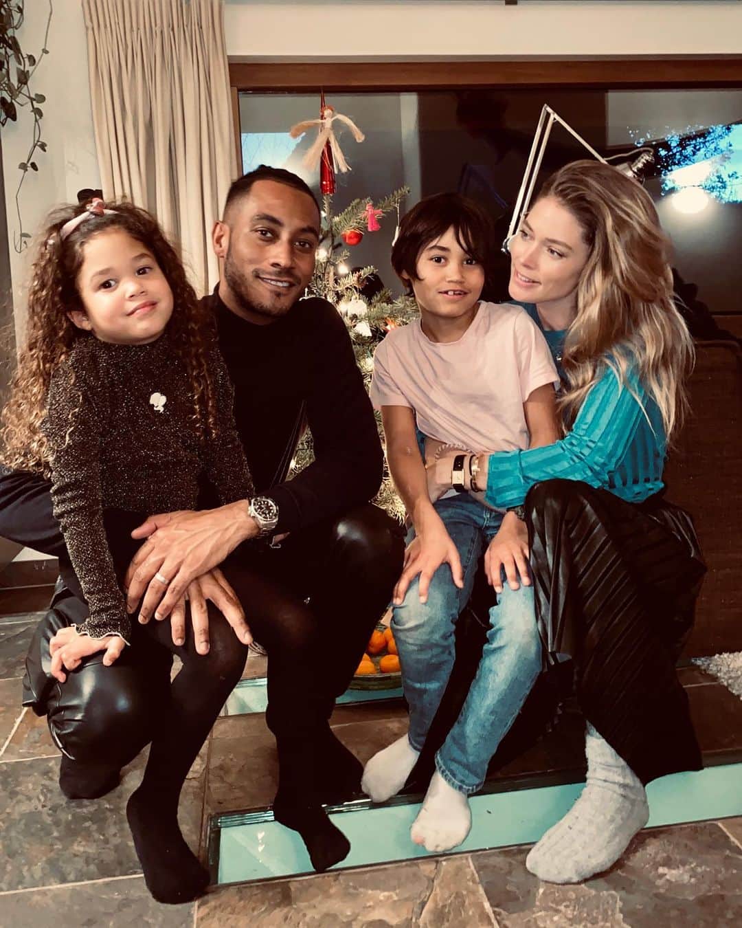 サネリー・ジェームズのインスタグラム：「Merry X Mas! ♥️」