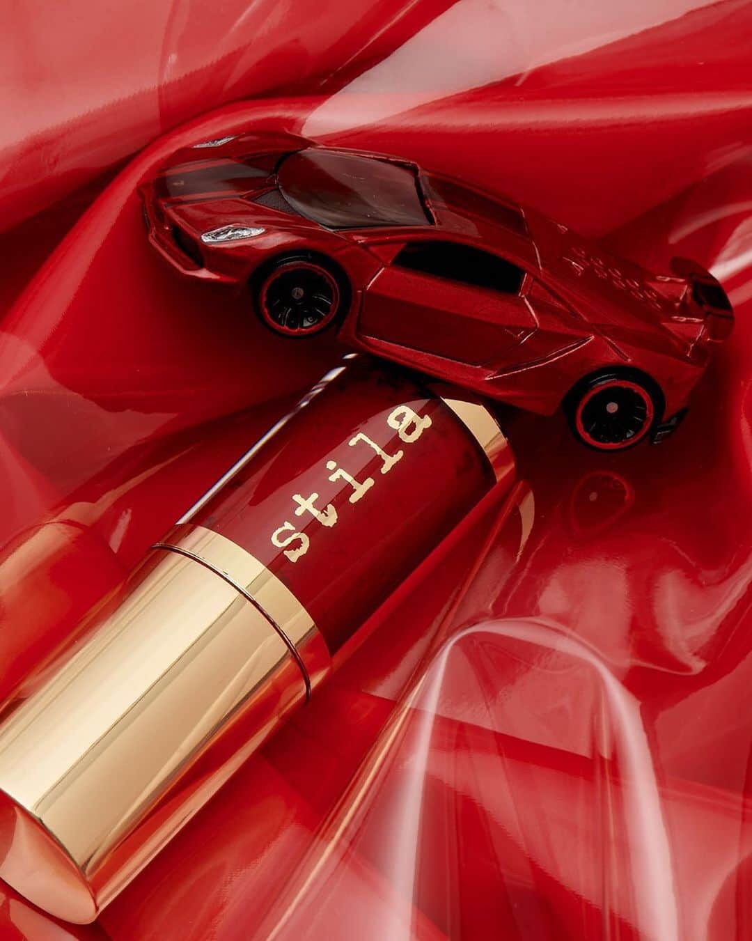 Stila Cosmeticsさんのインスタグラム写真 - (Stila CosmeticsInstagram)「HOT PURSUIT🏎️ This revved-up red is the ultimate holiday classic! No more layered lipstick and gloss, this two-in-one gets the job done with full-coverage color and mega-watt high shine ✨」12月26日 1時22分 - stilacosmetics
