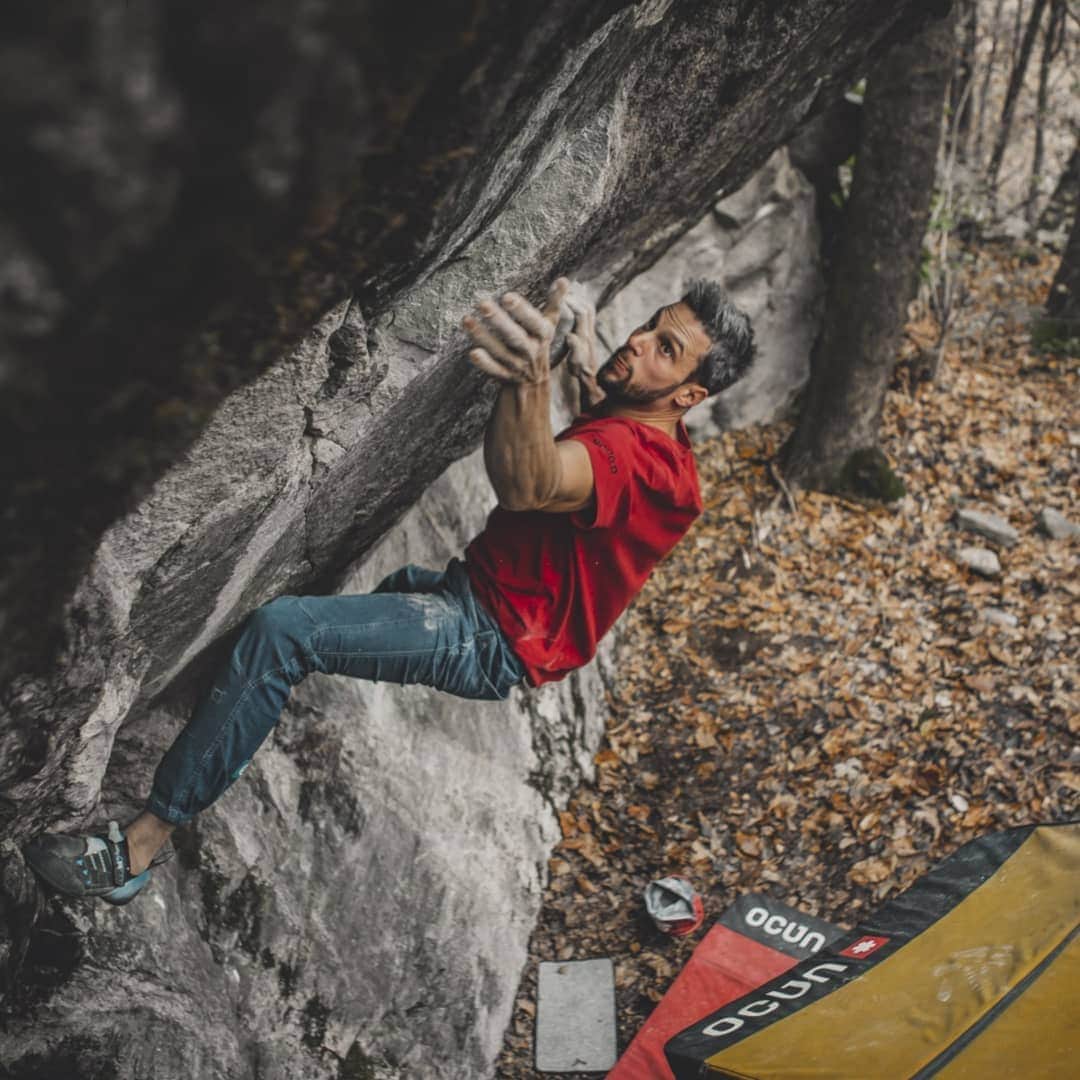 のインスタグラム：「Climbing is my life energy. Now that I feel "normal" but can't use my arm for climbing, I'm missing this energy. I feel sick and can't find any other activity that would push me forward. But that's how it is. It's time to face the truth and find something to put my body and mind in work. Positive energy will help for sure and can't wait for another 2 weeks to start with some exercises for my arm. All together should take 6 weeks of rehabilitation, meaning the first third is already over. Also started planning some trips for next year and can't wait to finally touch some rocks 😁. Merry Christmas everyone and stay healthy 💪🏻🎅. 📸: @lenadrapella (La Brionette, 8a)  @ocun.climbing @scarpaspa @vibram」