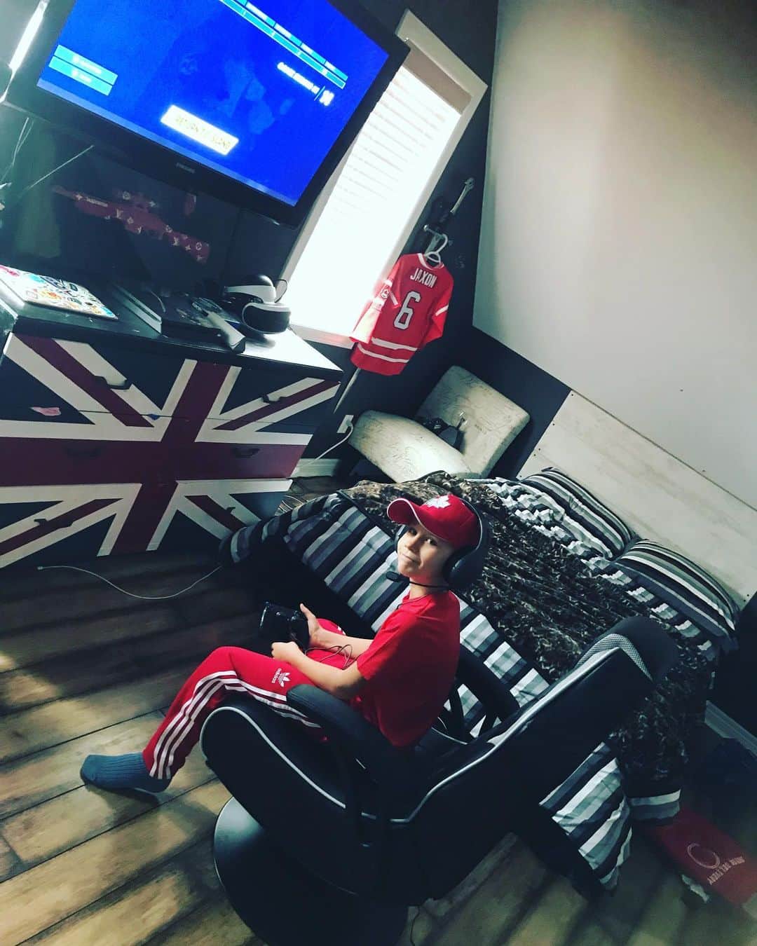 ジャクソン・ビーバーのインスタグラム：「I’m set up. Who wants to game 🕺🏻」