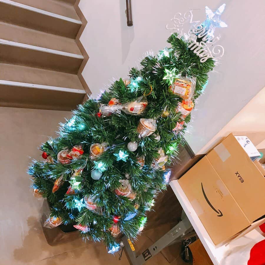 平井俊輔さんのインスタグラム写真 - (平井俊輔Instagram)「今年も！🎄感謝🎄 #Da_iCE #a_i #Christmasparty #2019 今年もクリパMCに選んで頂き、 6面の皆さんの前でDa-iCEと一緒に騒がせて頂きました🎉 本当楽しかったー‼️ でもDa-iCEの魅力引き出せたかな…？ 逆に引き出して貰ったような笑 本当5人に感謝です。 ただ…メンバーのOPの服装… 見た事ないXmas衣装🎅 仕上がってたなww 颯に関してはXmas関係ないやん😂 特に大輝。 顔ハメパネル感。いい顔してたな笑 クリパ終わりも街に旅立って行った… 徹ちゃんも想太もゆ〜だいもみんなお疲れ様！ 来年もらいひーはDa-iCEを応援していきます🎲6面の1人として。 メリークリスマス🎁」12月26日 1時23分 - bobuhirai0311