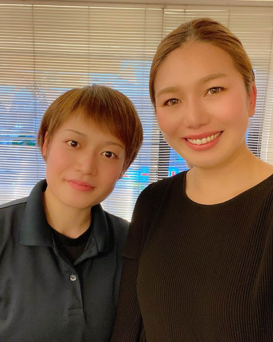 宮川紗麻亜さんのインスタグラム写真 - (宮川紗麻亜Instagram)「🌻 本日がマイトレーナーとの年内ラストトレーニングでした💪  プレゼントです！と初めてやるトレーニングをプレゼントしてくれました。 私にとってはキツイやつ。お陰様で汗だく💦  今年も出来る事が増えてきたし、年々身体の使い方は上達しているのではないかと思ってます✨  大きな怪我もなく、今年も試合に出続けられたのもマイトレーナーのお陰です☺️ ありがとうございました！！！！！ 今後とも宜しくお願い致します❤️ 2人とも笑顔が下手という…笑  #レエールスポーツコンディショニングラボ http://www.l-aire.biz/ #パーソナルトレーニング #パーソナルトレーナー #アロママッサージ #パーソナルトレーナー育成 #gym #workout #personaltrainer #personaltraining ##bodymake #美容 #beauty #日本女子体育大学 #beachvolleyball #ビーチバレー #summermiyagawa #宮川紗麻亜　 #MerryXmas」12月26日 1時26分 - sunflower__summer