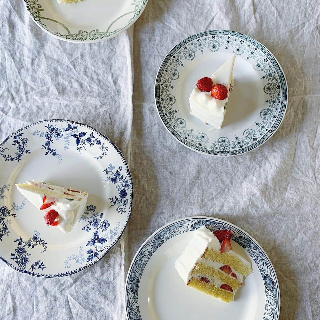 miyoのインスタグラム：「・ ちょうど4切れ残ったので朝おやつ。 右下、お皿に盛り損ね。 大きいケーキ、美味しくできました。」