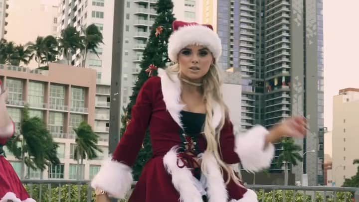 Mia Diazのインスタグラム：「Wit it this Christmas 🎄  Happy Holidays !!!!🎅🎄 #tbt  Choreo: @thatspk  Video: @kathyy_escobar  Dancers: @miadiaz @farrahrrae @life.of.danii @iamnikkisky #meangirls @meangirls #onwednesdayswewearpink #stoptryingtomakefetchhappen #ariannagrande」