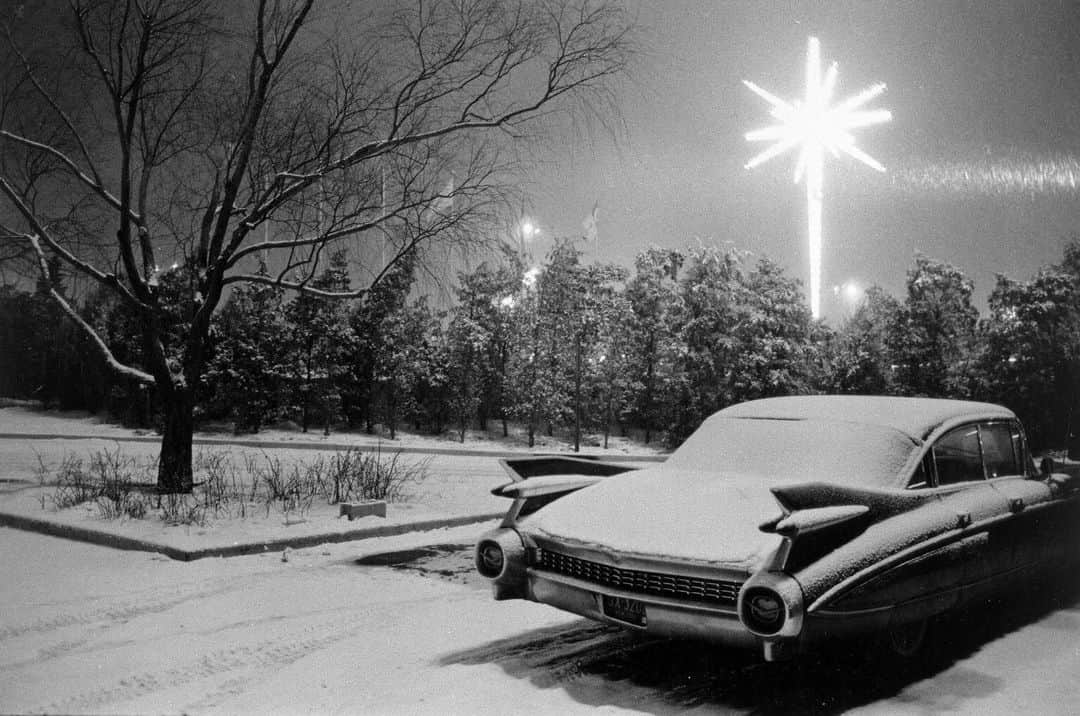 ブルックリン美術館さんのインスタグラム写真 - (ブルックリン美術館Instagram)「The Museum is closed today for the Christmas holiday, but we wish you a cozy and happy day inside with your loved ones! If you're hoping to make one last visit this year, we'll be open tomorrow through Sunday, December 29. Regular museum hours will resume on Thursday, January 2.⁠⠀ ⁠⠀ Joel Meyerowitz (American, born 1938). JFK Airport (Caddy and Christmas Star), 1968. Gelatin silver photograph. Brooklyn Museum, Gift of Julian and Elaine Hyman, 2000.132.1. © artist or artist's estate」12月26日 1時32分 - brooklynmuseum