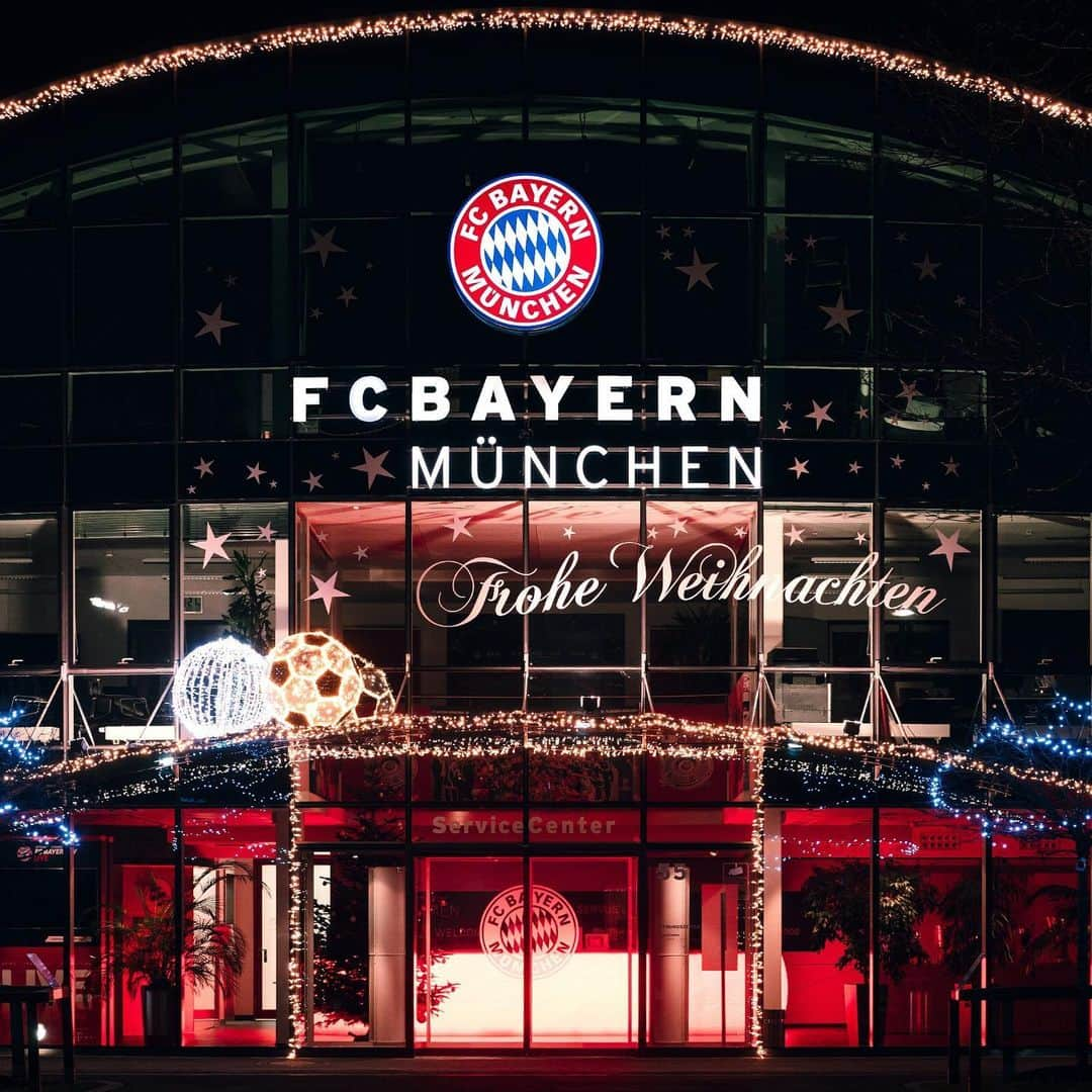 バイエルン・ミュンヘンさんのインスタグラム写真 - (バイエルン・ミュンヘンInstagram)「It's the most wonderful time of the year 🎄🌟🔴⚪ . . #FCBayern #MiaSanMia」12月26日 1時36分 - fcbayern