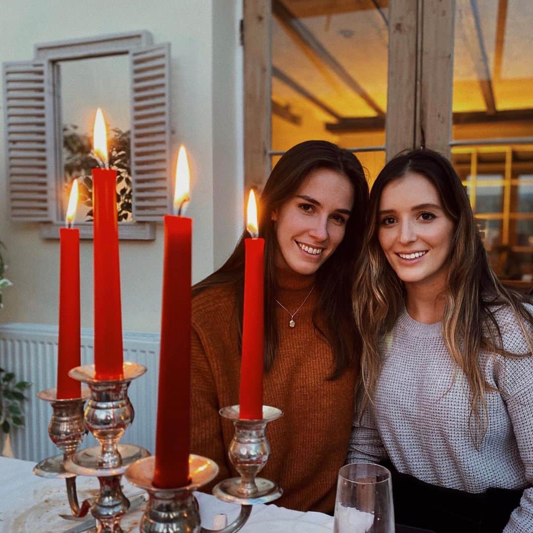 ローラ・ロブソンのインスタグラム：「Honorary Pearce this year. Thank you so much Tim and Char for having me 💕 Hope everyone is having a very Merry Christmas 🎄」