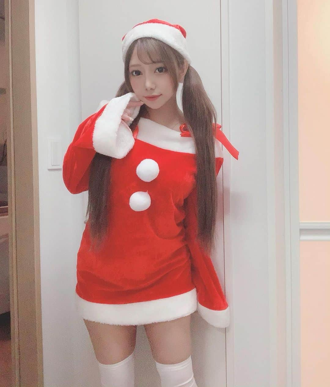 夢見るぅのインスタグラム：「クリスマス終わっちゃったね…寂し(´･_･`) #クリスマス #サンタコス #サンタ #可愛い #衣装 #ツインテール #ヘアメ #メイク #ニーハイソックス #ニーソ」