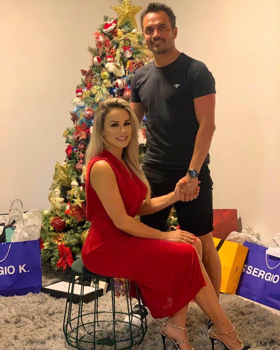 アレッサンドロ・ローザ・ヴィエイラのインスタグラム：「🎅🎄 Um feliz Natal pra todos vocês! São os votos meu e da minha mamãe Noel 🤶 @lilifariav ❤️」