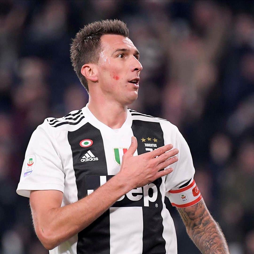 のインスタグラム：「È impossibile riassumere quattro anni e mezzo in un semplice arrivederci, ma spero abbiate visto la mia passione per questo club e per questa squadra in ogni singola partita che ho giocato per la @juventus 🙏🏻 Un grande ringraziamento a Mr Allegri e a Mr Marotta per  avermi voluto a Torino - è stato un privilegio giocare per la Juventus e gli ultimi mesi non cambieranno il rispetto e l'amore che provo per il club ⚪⚫🖤 ringrazio tutti i compagni che ho avuto in queste stagioni - ho davvero apprezzato ogni singola battaglia con voi 💪🏻 e abbiamo vinto la maggior parte di queste battaglie! 🏆😀 Non dimenticherò tutte le vittorie e i trofei, frutto della nostra qualità, del duro lavoro e dello spirito di squadra. Un grande grazie anche allo staff che lavora dietro le quinte - allenatori, staff medico, fisioterapisti e ogni altra persona che si preoccupa che i giocatori della Juventus siano nelle migliori condizioni per avere successo.  Infine, il ringraziamento più grande per i meravigliosi tifosi che sono la vera ragione per cui il club e così grande e vincente - ho apprezzato davvero molto il sostegno che mi avete dimostrato fin dal primo giorno 🙏🏻 Concludendo, ho sempre cercato di dare il massimo per i Bianconeri 💯 vi auguro  il meglio! E per me, è tempo di un nuovo capitolo... ✍🏻 Per sempre vostro, Mario 🌪❤」