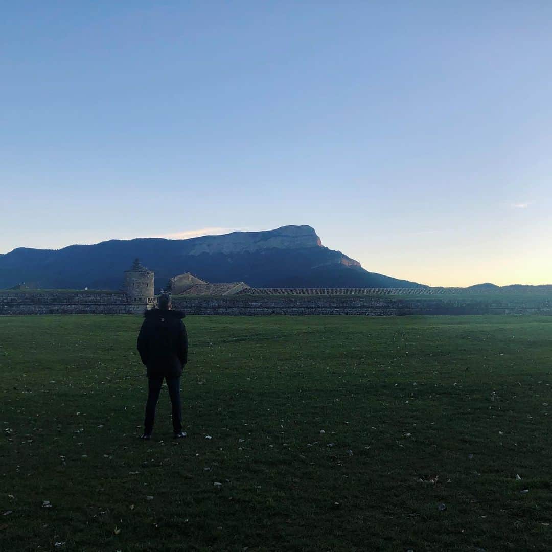 エリック・ラドフォードのインスタグラム：「Ring out, wild bells, to the wild sky,  The flying cloud, the frosty light:  The year is dying in the night; Ring out, wild bells, and let him die.  Ring out the old, ring in the new, Ring happy bells, across the snow: The year is going, let him go; Ring out the false, ring in the true.  #merrychristmas #feliznavidad #poem #alfredlordtennyson #spain #jaca #beautiful」