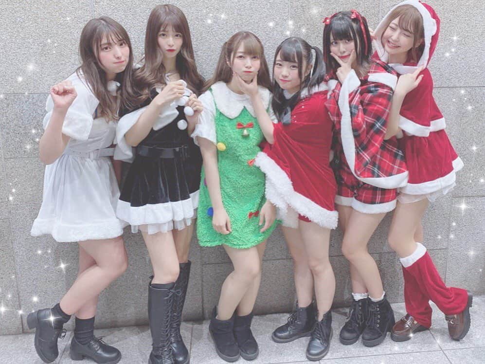 川崎ひかるのインスタグラム：「2019サンタ💕🎄ラスト投稿🤣 . . われプワほーんと仲良しだよ♥️♥️ (あいちゃんのツリーはあいちゃんが自分で選びました🤣ww) .  #daily #dailylook #selfie #selca #ootd #데일리 #데일리룩 #셀카그램 #셀카 #셀피 #오오티디 #팔로우 #自撮り #アイドル #ビジョビ #コスプレ #サンタコス」