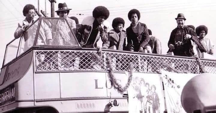 マイケル・ジャクソンさんのインスタグラム写真 - (マイケル・ジャクソンInstagram)「Michael appeared along with his brothers as the honorary chairmen for the Watts Christmas Parade in 1972. Merry Christmas to all! #christmas #christmasspirit #MJ #michaeljackson #jackson5 #MJHumanitarian」12月26日 2時00分 - michaeljackson