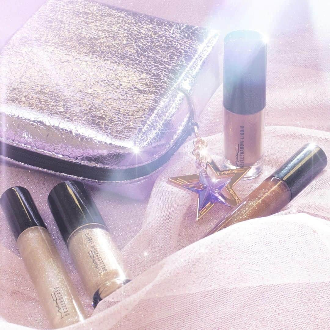 M·A·C Cosmetics BRさんのインスタグラム写真 - (M·A·C Cosmetics BRInstagram)「É brilho? É MUITO brilho! ✨ Duas sombras líquidas Dazzleshadow e dois glosses dazzleglass, todos em um nécessaire exclusivo, brilhante. 🌟 Apresentamos um dos astros da coleção #MACStarringYou: kit Star-Dazzler. ⭐️ Consulte disponibilidade na loja física de sua preferência ou compre pelo site.  #MACHoliday #coleção #ediçãolimitada #gloss #sombra #regram @maccosmeticscanada」12月26日 2時00分 - maccosmeticsbrasil