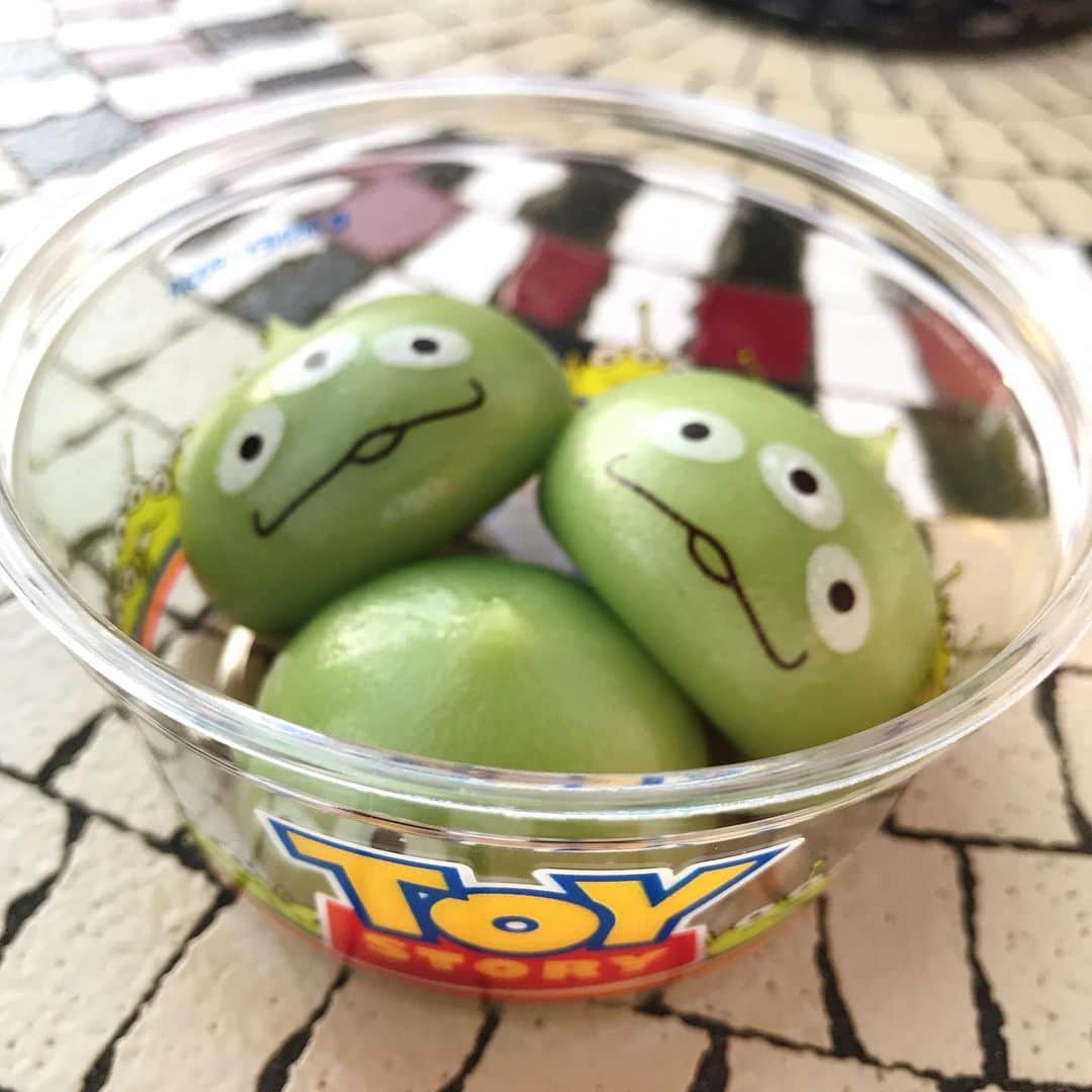 北林明日香さんのインスタグラム写真 - (北林明日香Instagram)「クリスマスは普通に仕事だったのでクリスマスらしいこと何にもしてないなと思ってたけど先月クリスマスのディズニーランドに行ったんだったー！先取りしてたんだったー！ということでここぞとばかりに載せます  この日1日中面白いエピソードやハプニングありすぎたのでいつかどこかで話したいし来年もまた行きたい  저번에 갔던 크리스마스디즈니!!예쁘고 재미있고 내년도 꼭 가고싶어요  #disneyland #sayuminglandoll #xmas #ディズニーランド #ディズニーランドール #디즈니랜드 #크리스마스 #추억 #1ヶ月以上寝かせるタイプ #インスタ不向き」12月26日 2時01分 - asuka_kitabayashi