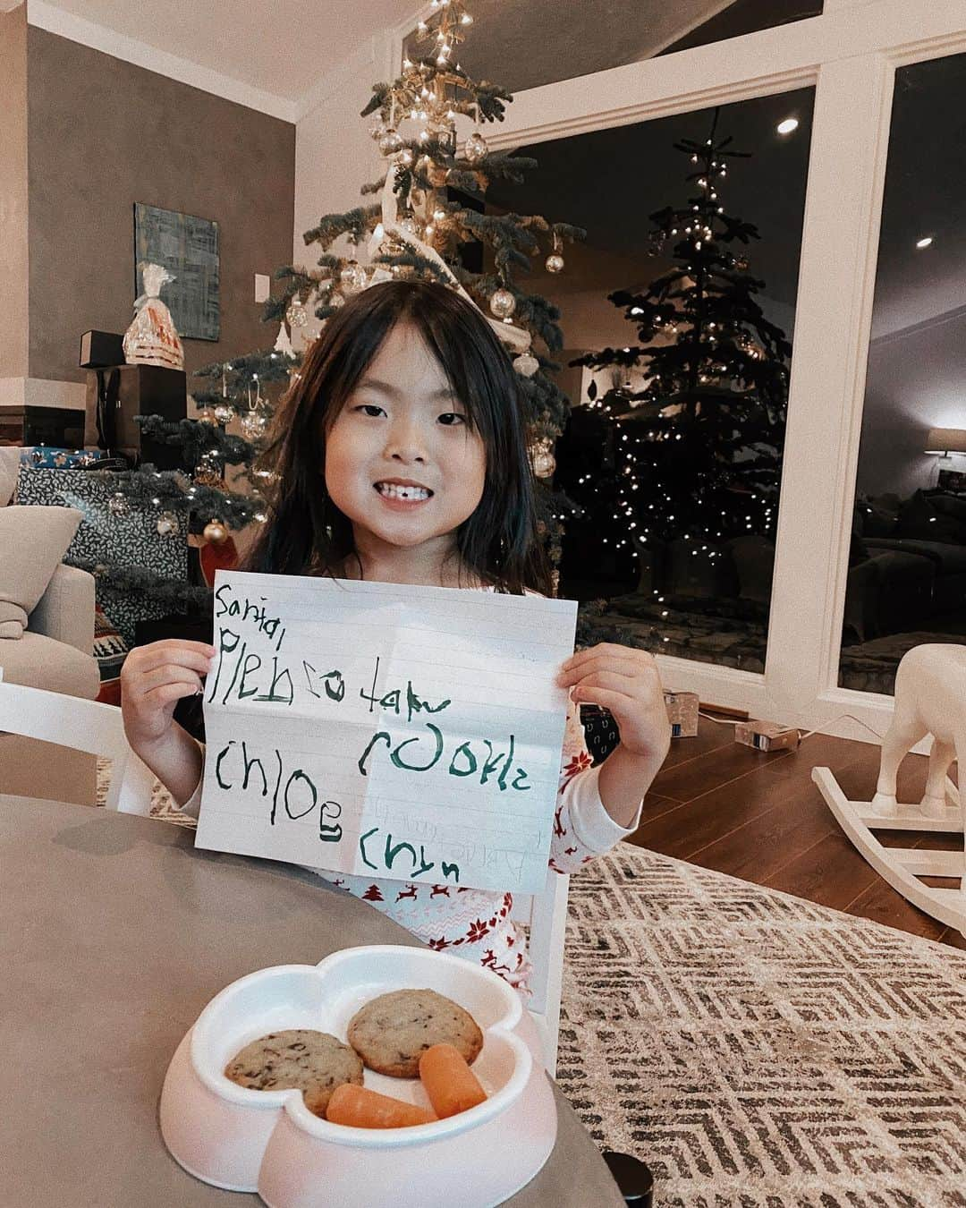 クリッセル・リムさんのインスタグラム写真 - (クリッセル・リムInstagram)「Last night Chloé baked these cookies with @ummalim and left out carrots for the reindeer’s. She wrote this letter to Santa all by herself ⠀ “Santa, please take cookie- Chloé Chen” 😭😭😭 so proud #christmaseve #christmas2019 #chloevictoriachen」12月26日 2時06分 - chrisellelim