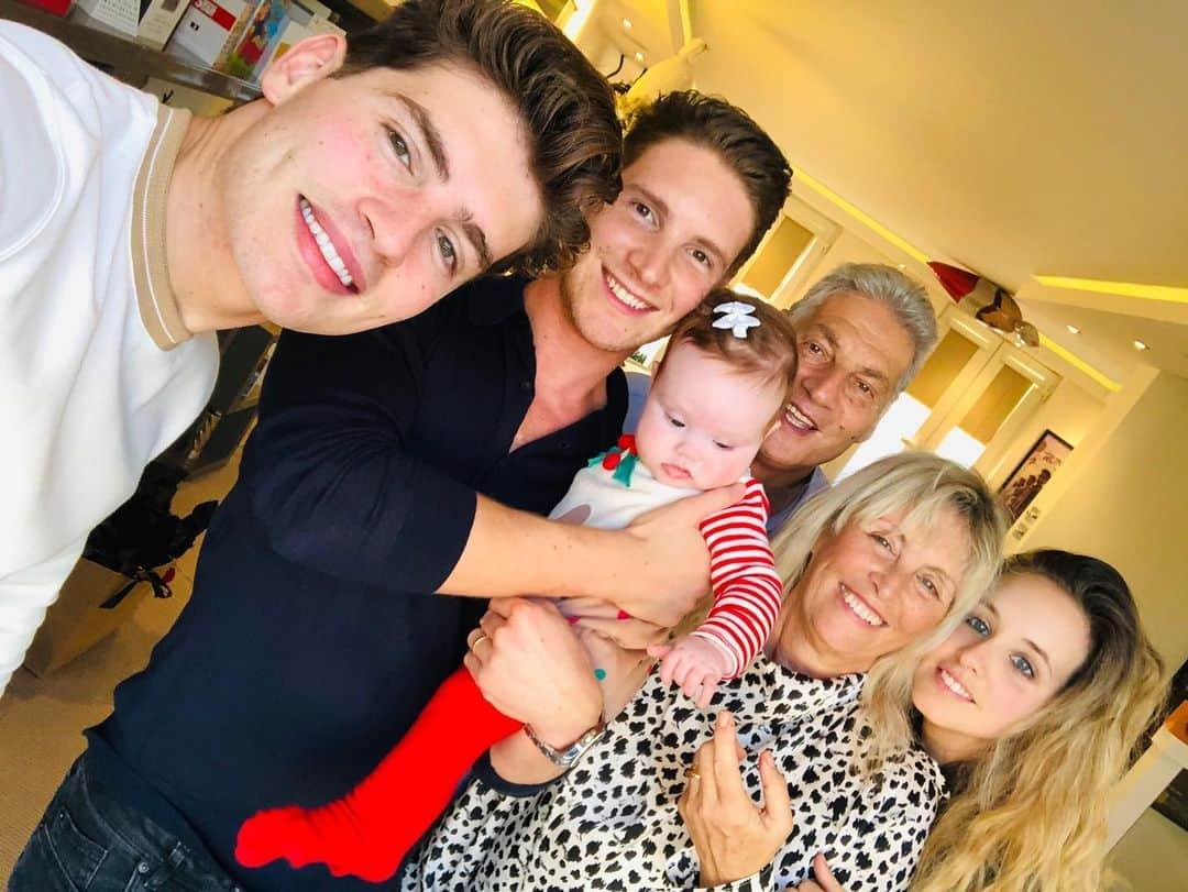 グレッグ・サルキンさんのインスタグラム写真 - (グレッグ・サルキンInstagram)「This year we added a new member to the family. Merry Christmas everyone! May god bless you all & I hope you all have a wonderful, healthy & successful 2020.」12月26日 2時03分 - greggsulkin