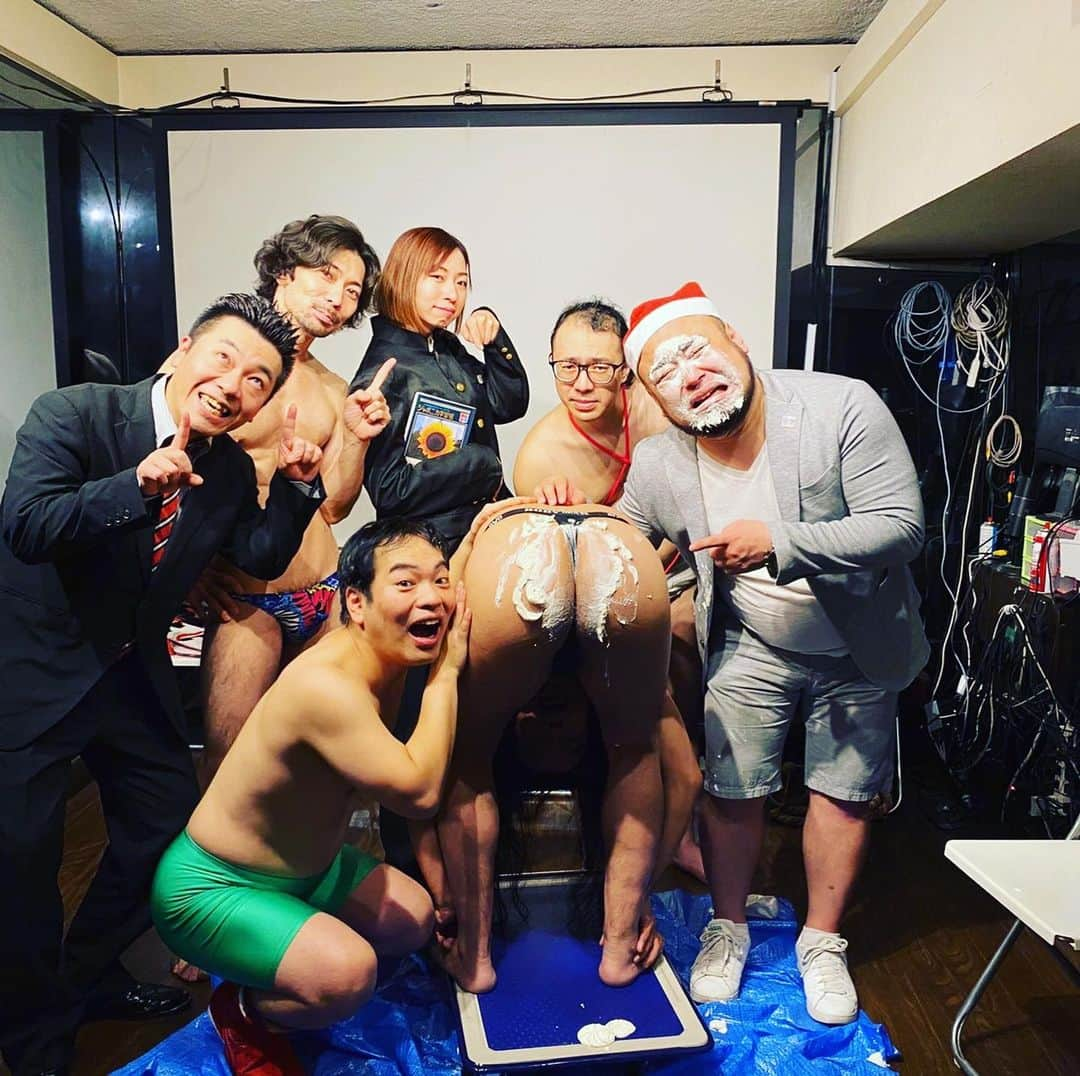 ティ・カトウさんのインスタグラム写真 - (ティ・カトウInstagram)「今年もクリスマスも無事終わりました。 来年のクリスマスにまたお会い致しましょう。 世界中の子供達が皆幸せでありますように。  メリークリスマス！ フロム　ティカトウ劇団  #ヨコハマスリーエス #マグカルナイト #ティカトウ劇団 #しんじ #内弁士ごくう #アホマイルド坂本 #白井サトル #梅木一仁 #カイ」12月26日 2時04分 - tea_kato