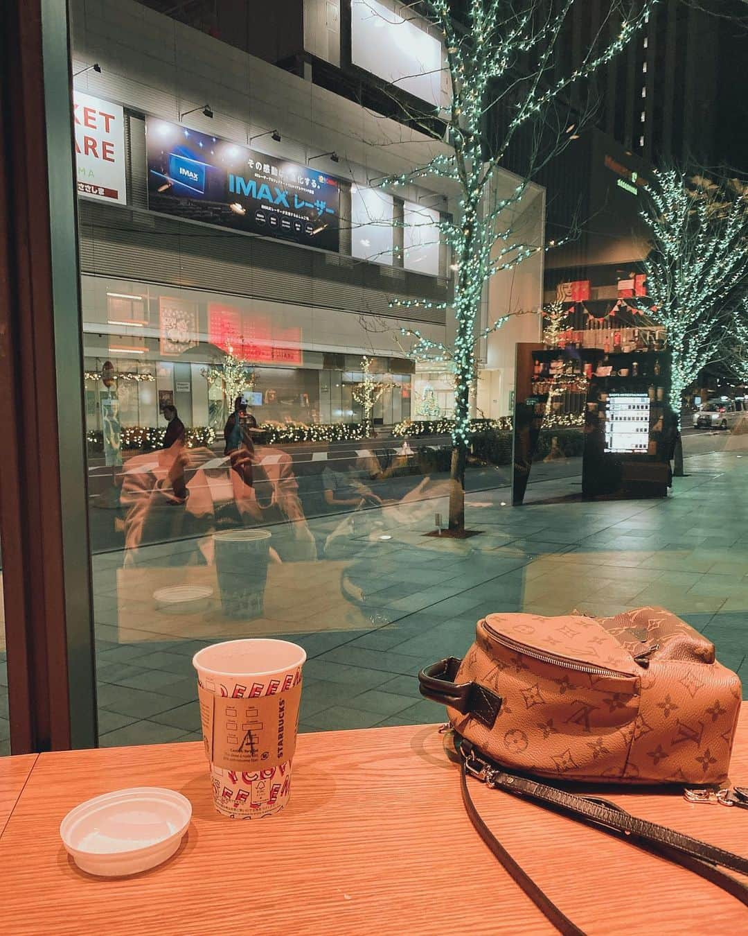 藤村椿さんのインスタグラム写真 - (藤村椿Instagram)「. . . 🎄Christmas alone ➰♥️ . . . 朝起きたら エンビロンの美顔器も LVのスニーカーも モンクレールのダウンジャケットも DIORのトートバッグも 届いてなかったよ🥺🎁😭… おかしいな🤔 . みんなのところには サンタさんきた？ . . . #christmasalone  #merrychristmas #holiday  #happy #xmas #christmas  #スタバ #アメリカーノ #生演奏 #クリスマスマーケット #ひとりで満喫❤️ #크리스마스  #메리크리스마스 #藤村椿」12月26日 2時14分 - tsubaki_fujimura