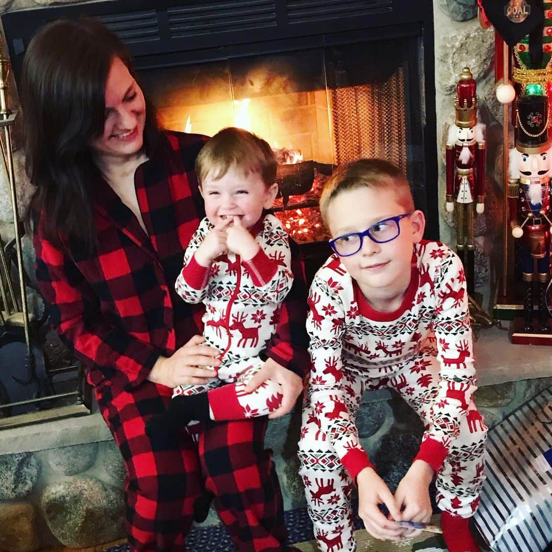 Elle Fowlerのインスタグラム：「Merry Christmas from a very happy Baby James and his auntie and cousin! 🎄🎅🏻」