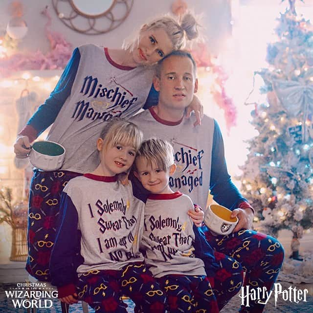 ハリー・ポッターさんのインスタグラム写真 - (ハリー・ポッターInstagram)「Happy Christmas! Swipe to see how these families are adding #WizardingWorldChristmas joy to their traditions. How are you and your loved ones celebrating today?」12月26日 2時16分 - harrypotter