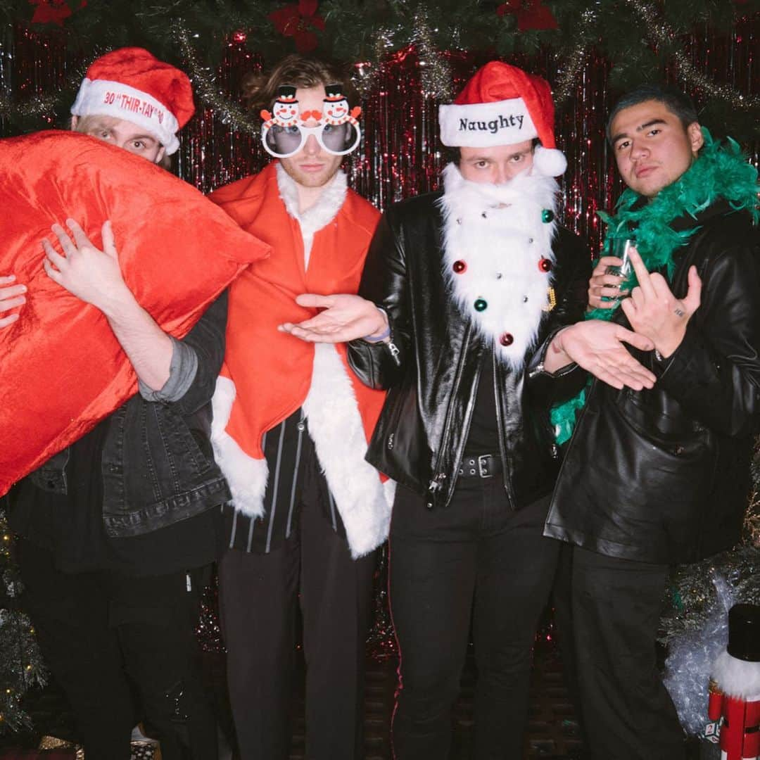 5 Seconds of Summerさんのインスタグラム写真 - (5 Seconds of SummerInstagram)「Merry Xmas & Happy Holidays from us 🎅🏼🎁」12月26日 2時17分 - 5sos