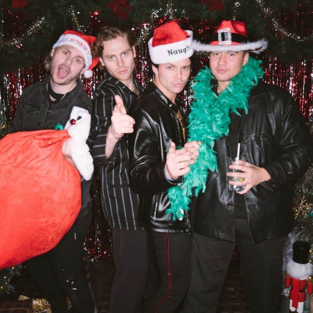 5 Seconds of Summerさんのインスタグラム写真 - (5 Seconds of SummerInstagram)「Merry Xmas & Happy Holidays from us 🎅🏼🎁」12月26日 2時17分 - 5sos