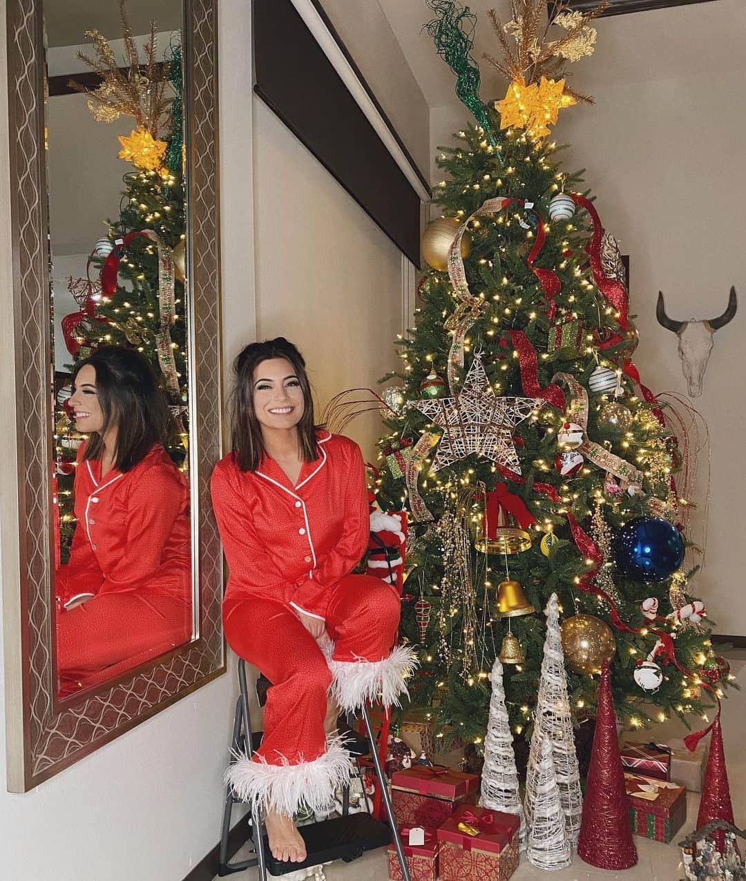 Ana Brenda Contrerasのインスタグラム：「Deseo de todo corazón que su vida esté llena de salud, paz y amor. Eso es lo que verdaderamente importa. No los regalitos debajo del árbol , si no quienes se encuentren alrededor de él y yo me siento verdaderamente afortunada ❤️🎄 #merrychristmas // Merry Xmas From the bottom of my heart 😉😘」