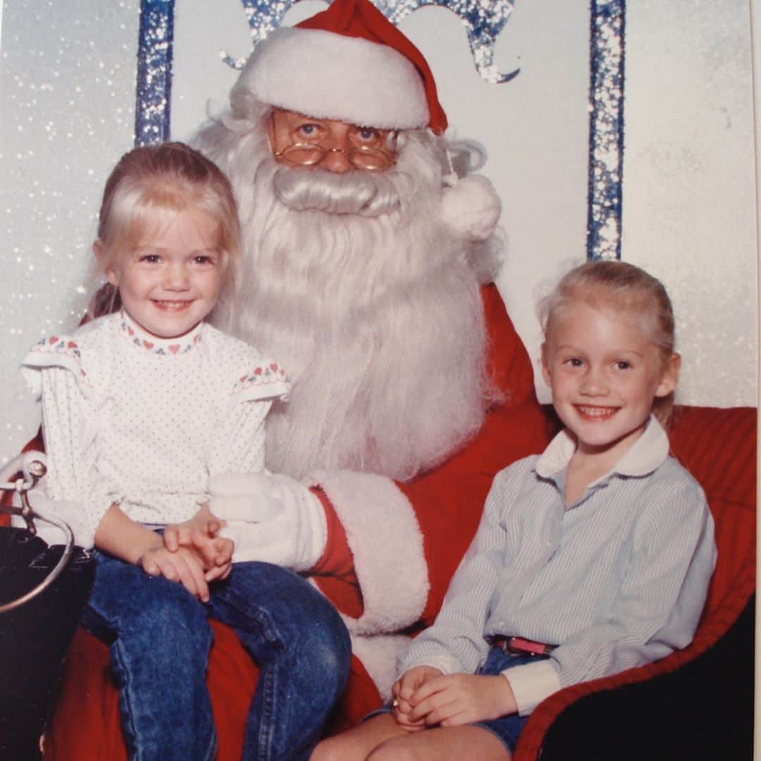 リンジー・エリンソンさんのインスタグラム写真 - (リンジー・エリンソンInstagram)「Christmas in the 80s 🎁✨」12月26日 2時39分 - lindsellingson