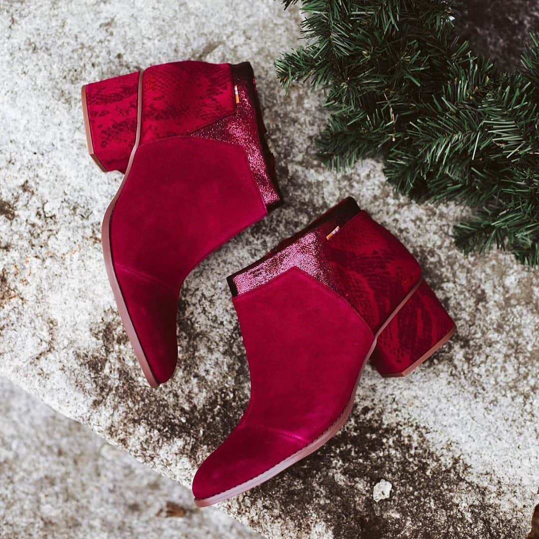 トムズシューズのインスタグラム：「Happy Holidays from TOMS! // #regram: @orchidgrey 🌲❄️⛄️💙」